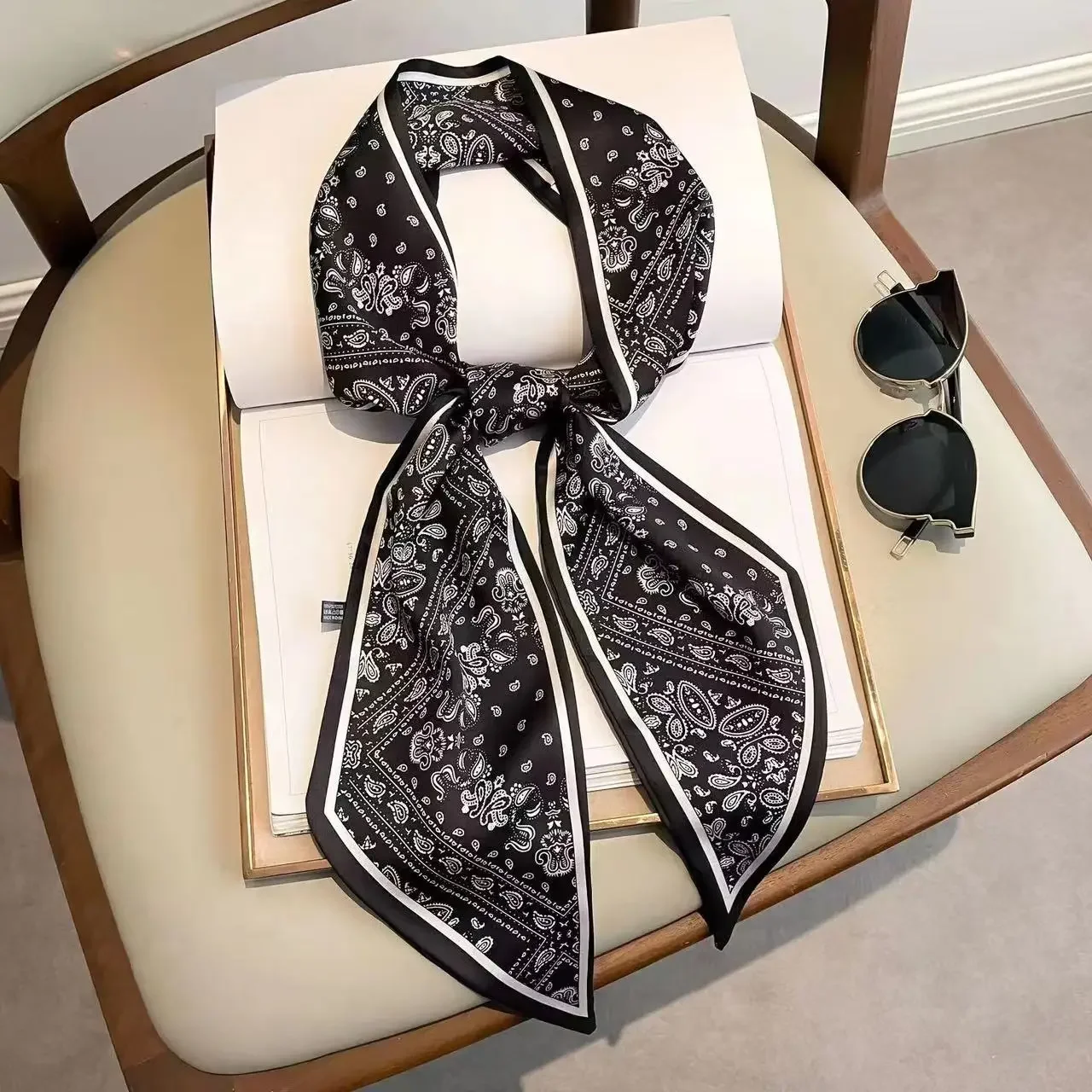Luxury Bags Brand - وشاح نسائي ضيق بتصميم مطبوع بنقشة
