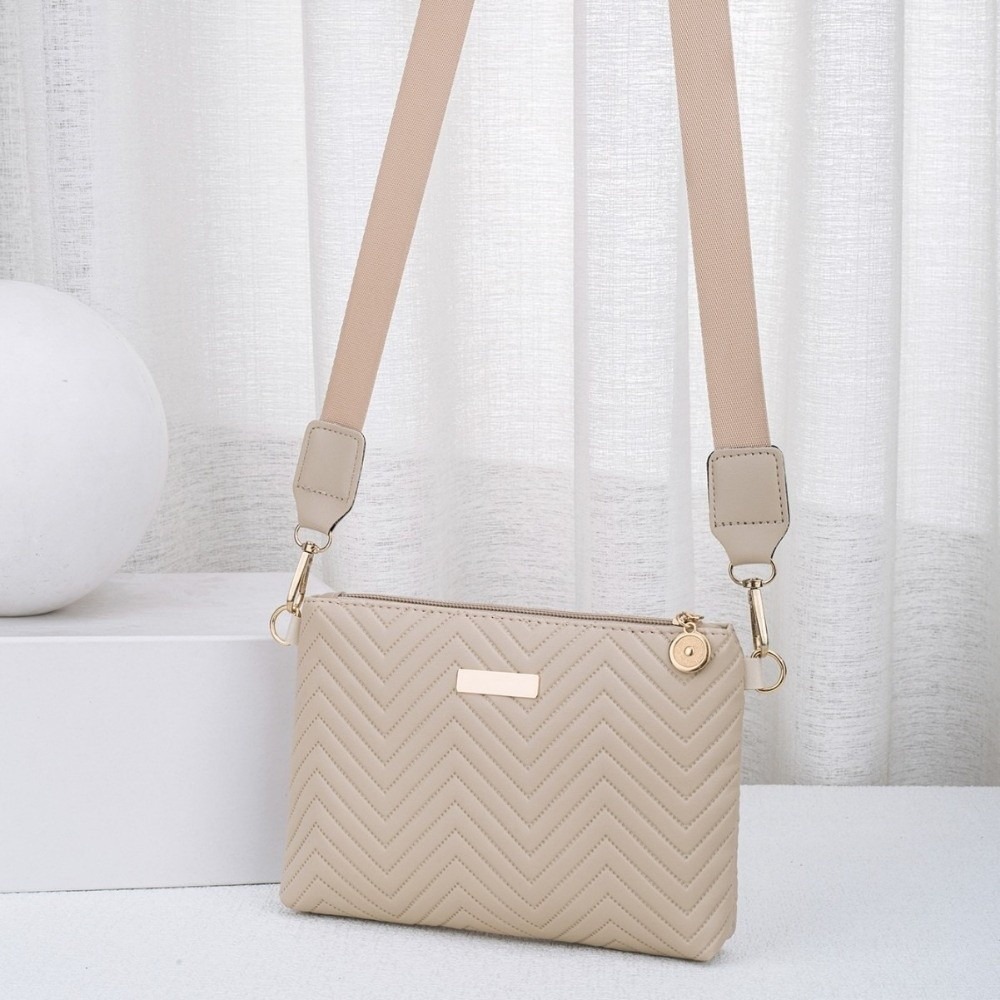 Chain Crossbody Quilted - حقيبة كتف نسائية مبطنة بنمط متموج