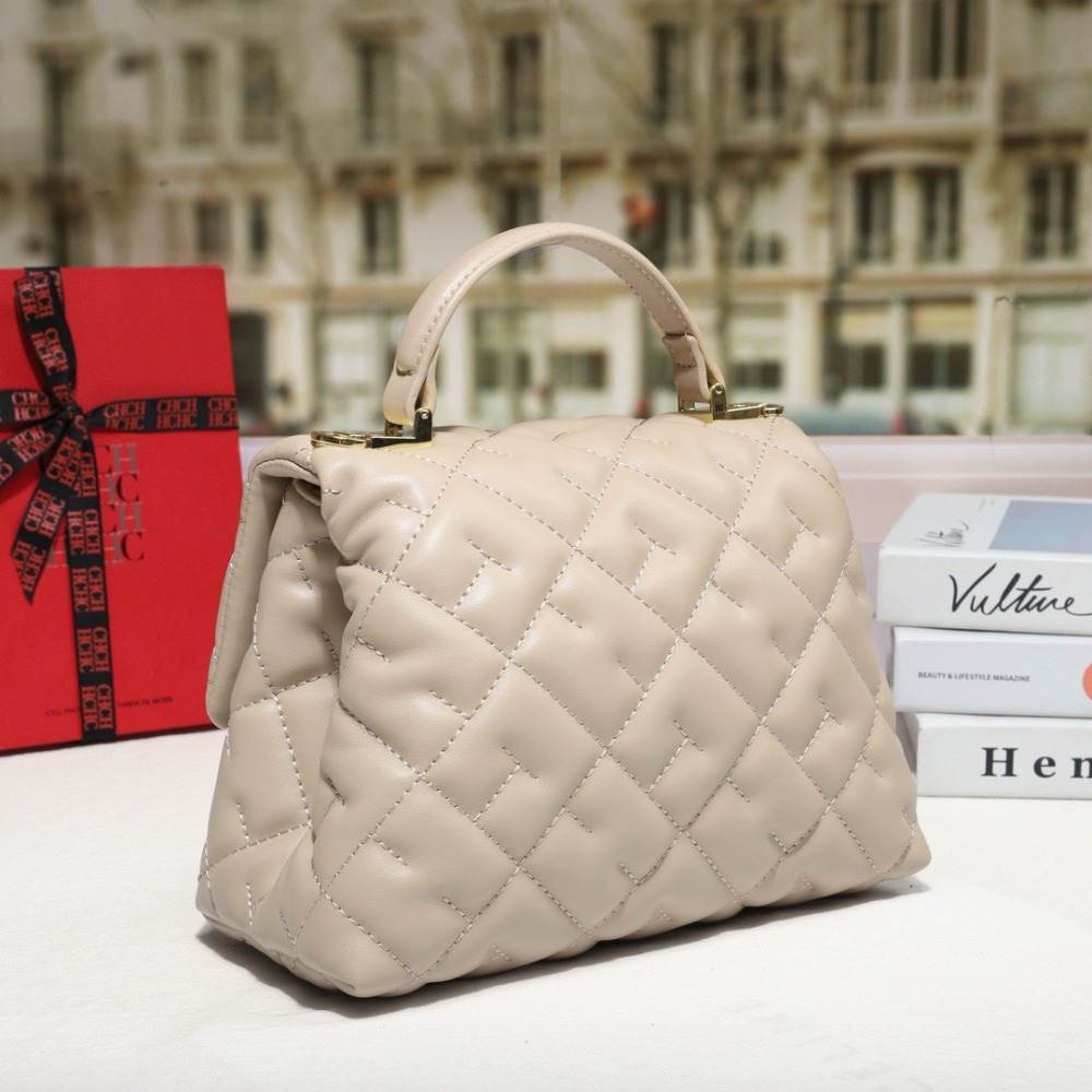 حقيبة كتف جلدية أنيقة للنساء،  - مراجعة Luxury Bags Must Have وسعره