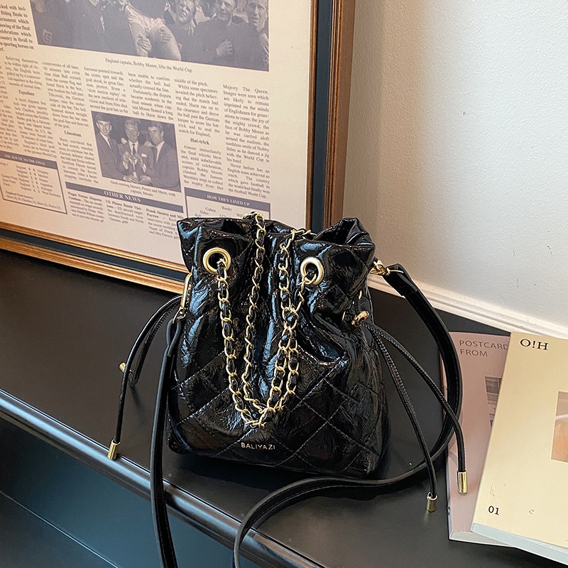 حقيبة دلو مبطنة برباط سحب للنس - مراجعة Chain Crossbody Quilted وسعره