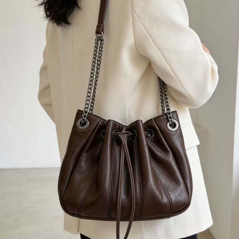 حقيبة دلو عصرية برباط سحب، حقا - مراجعة Chain Crossbody Quilted وسعره