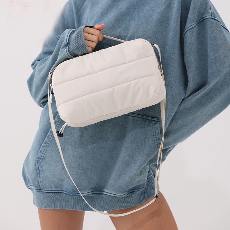 حقيبة منتفخة من النايلون خفيفة - مراجعة Chain Crossbody Quilted وسعره