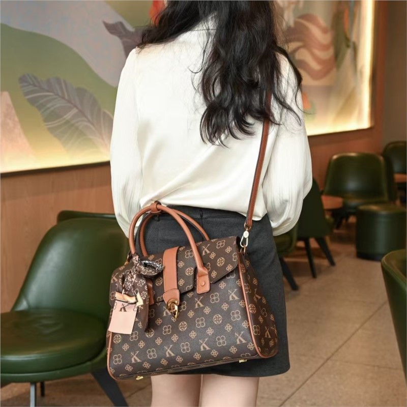 حقيبة نسائية ماركة فاخرة خفيفة - مراجعة Luxury Bags Brand وسعره